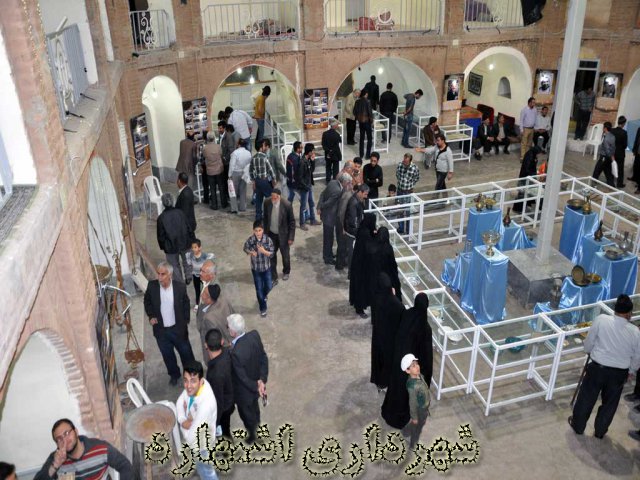 نمایی از حضور مردم در نمایشگاه اسناد و آثار قدیمی اشتهارد 